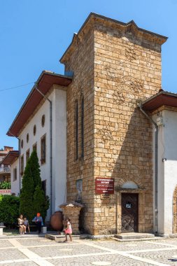 TETEN, BULGARIA - 7 Temmuz 2021: Bulgaristan 'ın Lovech bölgesindeki Balkan Dağları' ndaki Teteven kasabasında tipik sokak ve bina