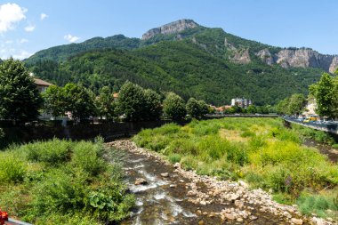 TETEN, BULGARIA - 7 Temmuz 2021: Bulgaristan 'ın Lovech bölgesindeki Balkan Dağları' ndaki Teteven kasabasında tipik sokak ve bina