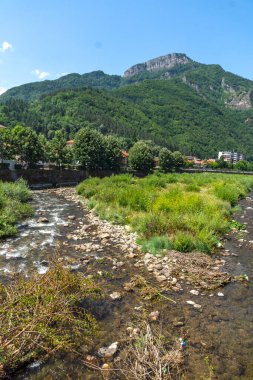 TETEN, BULGARIA - 7 Temmuz 2021: Bulgaristan 'ın Lovech bölgesindeki Balkan Dağları' ndaki Teteven kasabasında tipik sokak ve bina