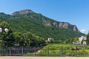 TETEN, BULGARIA - 7 Temmuz 2021: Bulgaristan 'ın Lovech bölgesindeki Balkan Dağları' ndaki Teteven kasabasında tipik sokak ve bina