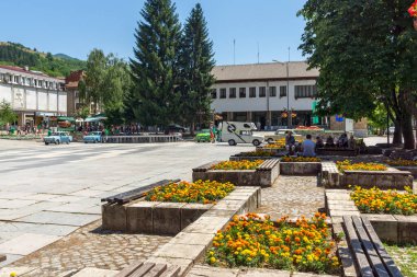 TETEN, BULGARIA - 7 Temmuz 2021: Bulgaristan 'ın Lovech bölgesindeki Balkan Dağları' ndaki Teteven kasabasında tipik sokak ve bina