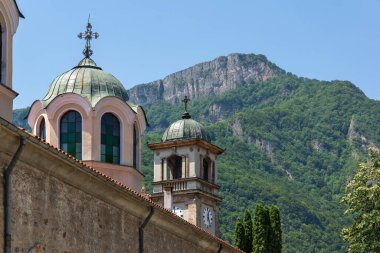TETEN, BULGARIA - 7 Temmuz 2021: Bulgaristan 'ın Lovech bölgesindeki Balkan Dağları' ndaki Teteven kasabasında tipik sokak ve bina