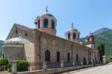 TETEN, BULGARIA - 7 Temmuz 2021: Bulgaristan 'ın Lovech bölgesindeki Balkan Dağları' ndaki Teteven kasabasında tipik sokak ve bina