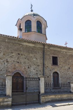 TETEN, BULGARIA - 7 Temmuz 2021: Bulgaristan 'ın Lovech bölgesindeki Balkan Dağları' ndaki Teteven kasabasında tipik sokak ve bina