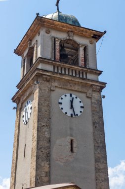 TETEN, BULGARIA - 7 Temmuz 2021: Bulgaristan 'ın Lovech bölgesindeki Balkan Dağları' ndaki Teteven kasabasında tipik sokak ve bina