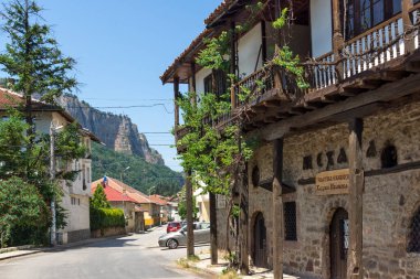 TETEN, BULGARIA - 7 Temmuz 2021: Bulgaristan 'ın Lovech bölgesindeki Balkan Dağları' ndaki Teteven kasabasında tipik sokak ve bina