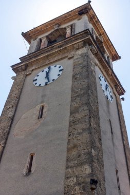 TETEN, BULGARIA - 7 Temmuz 2021: Bulgaristan 'ın Lovech bölgesindeki Balkan Dağları' ndaki Teteven kasabasında tipik sokak ve bina