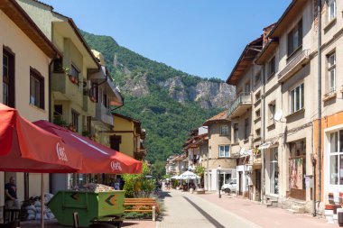 TETEN, BULGARIA - 7 Temmuz 2021: Bulgaristan 'ın Lovech bölgesindeki Balkan Dağları' ndaki Teteven kasabasında tipik sokak ve bina