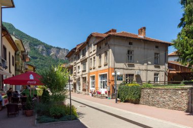 TETEN, BULGARIA - 7 Temmuz 2021: Bulgaristan 'ın Lovech bölgesindeki Balkan Dağları' ndaki Teteven kasabasında tipik sokak ve bina