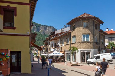 TETEN, BULGARIA - 7 Temmuz 2021: Bulgaristan 'ın Lovech bölgesindeki Balkan Dağları' ndaki Teteven kasabasında tipik sokak ve bina