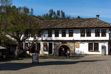 TRYAVNA, BULGARIA - 1 Mayıs 2021: Bulgaristan 'ın eski Tryavna kentindeki Tipik sokak ve Ninetenth Century Evleri