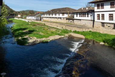 TRYAVNA, BULGARIA - 1 Mayıs 2021: Bulgaristan 'ın eski Tryavna kentindeki Tipik sokak ve Ninetenth Century Evleri