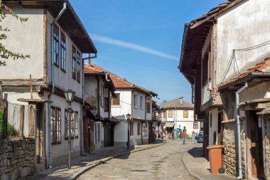 TRYAVNA, BULGARIA - 1 Mayıs 2021: Bulgaristan 'ın eski Tryavna kentindeki Tipik sokak ve Ninetenth Century Evleri