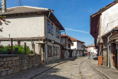 TRYAVNA, BULGARIA - 1 Mayıs 2021: Bulgaristan 'ın eski Tryavna kentindeki Tipik sokak ve Ninetenth Century Evleri