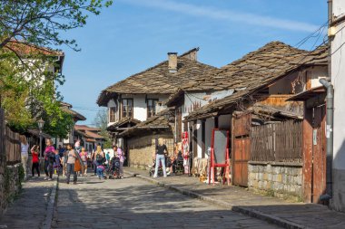 TRYAVNA, BULGARIA - 1 Mayıs 2021: Bulgaristan 'ın eski Tryavna kentindeki Tipik sokak ve Ninetenth Century Evleri