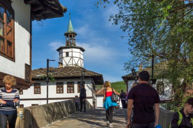 TRYAVNA, BULGARIA - 1 Mayıs 2021: Bulgaristan 'ın eski Tryavna kentindeki Tipik sokak ve Ninetenth Century Evleri