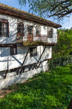 TRYAVNA, BULGARIA - 1 Mayıs 2021: Bulgaristan 'ın eski Tryavna kentindeki Tipik sokak ve Ninetenth Century Evleri