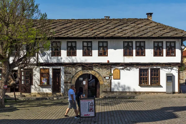 Tryavna ブルガリア 2021年5月1日 ブルガリア ガブロヴォ州トリャヴナの旧市街にある典型的な通りと19世紀の家屋 — ストック写真