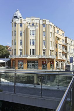 PLOVDIV, BULGARIA - 1 Ağustos 2022: Bulgaristan 'ın Filibe kentinin merkezinde tipik sokak ve bina