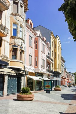 PLOVDIV, BULGARIA - 1 Ağustos 2022: Bulgaristan 'ın Filibe kentinin merkezinde tipik sokak ve bina