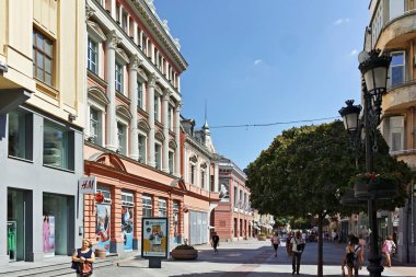 PLOVDIV, BULGARIA - 1 Ağustos 2022: Bulgaristan 'ın Filibe kentinin merkezinde tipik sokak ve bina