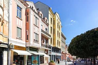 PLOVDIV, BULGARIA - 1 Ağustos 2022: Bulgaristan 'ın Filibe kentinin merkezinde tipik sokak ve bina