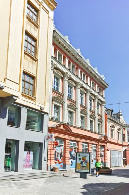 PLOVDIV, BULGARIA - 1 Ağustos 2022: Bulgaristan 'ın Filibe kentinin merkezinde tipik sokak ve bina