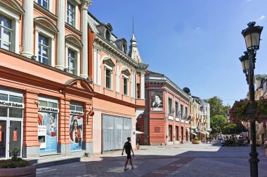 PLOVDIV, BULGARIA - 1 Ağustos 2022: Bulgaristan 'ın Filibe kentinin merkezinde tipik sokak ve bina