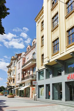 PLOVDIV, BULGARIA - 1 Ağustos 2022: Bulgaristan 'ın Filibe kentinin merkezinde tipik sokak ve bina