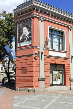 PLOVDIV, BULGARIA - 1 Ağustos 2022: Bulgaristan 'ın Filibe kentinin merkezinde tipik sokak ve bina