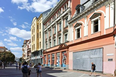 PLOVDIV, BULGARIA - 1 Ağustos 2022: Bulgaristan 'ın Filibe kentinin merkezinde tipik sokak ve bina