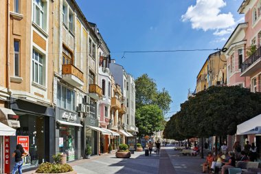 PLOVDIV, BULGARIA - 1 Ağustos 2022: Bulgaristan 'ın Filibe kentinin merkezinde tipik sokak ve bina