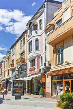 PLOVDIV, BULGARIA - 1 Ağustos 2022: Bulgaristan 'ın Filibe kentinin merkezinde tipik sokak ve bina