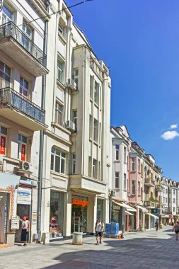 PLOVDIV, BULGARIA - 1 Ağustos 2022: Bulgaristan 'ın Filibe kentinin merkezinde tipik sokak ve bina