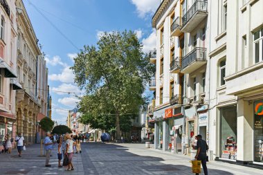 PLOVDIV, BULGARIA - 1 Ağustos 2022: Bulgaristan 'ın Filibe kentinin merkezinde tipik sokak ve bina