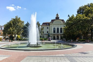 PLOVDIV, BULGARIA - 1 Ağustos 2022: Bulgaristan 'ın Filibe kentinin merkezinde tipik sokak ve bina