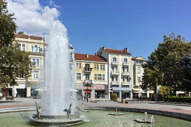 PLOVDIV, BULGARIA - 1 Ağustos 2022: Bulgaristan 'ın Filibe kentinin merkezinde tipik sokak ve bina