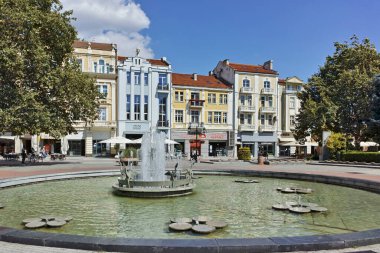 PLOVDIV, BULGARIA - 1 Ağustos 2022: Bulgaristan 'ın Filibe kentinin merkezinde tipik sokak ve bina