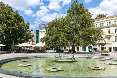 PLOVDIV, BULGARIA - 1 Ağustos 2022: Bulgaristan 'ın Filibe kentinin merkezinde tipik sokak ve bina