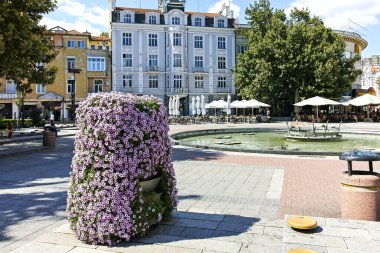 PLOVDIV, BULGARIA - 1 Ağustos 2022: Bulgaristan 'ın Filibe kentinin merkezinde tipik sokak ve bina