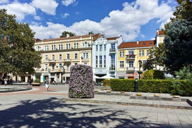 PLOVDIV, BULGARIA - 1 Ağustos 2022: Bulgaristan 'ın Filibe kentinin merkezinde tipik sokak ve bina