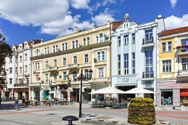 PLOVDIV, BULGARIA - 1 Ağustos 2022: Bulgaristan 'ın Filibe kentinin merkezinde tipik sokak ve bina