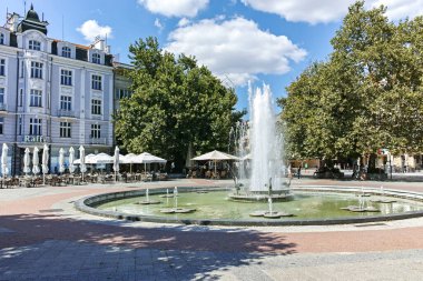 PLOVDIV, BULGARIA - 1 Ağustos 2022: Bulgaristan 'ın Filibe kentinin merkezinde tipik sokak ve bina