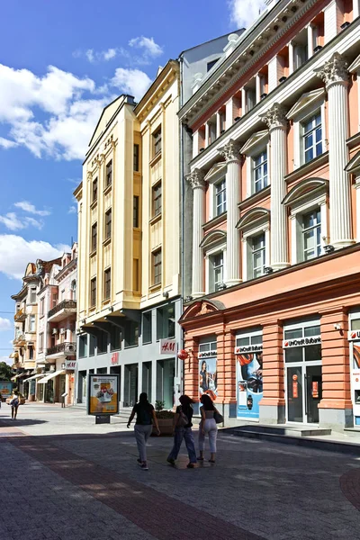 プロヴディフ ブルガリア 2022年8月1日 ブルガリアのプロヴディフ市中心部の典型的な通りと建物 — ストック写真