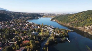 Pancharevo Gölü 'nün havadan sonbahar manzarası, Sofya şehir bölgesi, Bulgaristan
