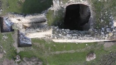 Bulgaristan 'ın Haskovo Bölgesi Matochina kasabası yakınlarındaki Ortaçağ Bukelon Kalesinin havadan görünüşü