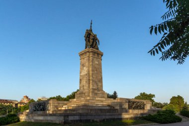 SOFYA, BULGARIA - 30 Temmuz 2021: Bulgaristan 'ın Sofya kentinin şaşırtıcı Günbatımı panoramik manzarası