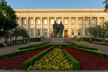 SOFYA, BULGARIA - 30 Temmuz 2021: Bulgaristan 'ın Sofya kentinin şaşırtıcı Günbatımı panoramik manzarası