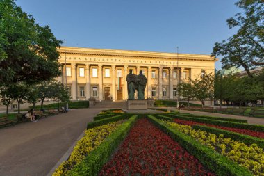 SOFYA, BULGARIA - 30 Temmuz 2021: Bulgaristan 'ın Sofya kentinin şaşırtıcı Günbatımı panoramik manzarası