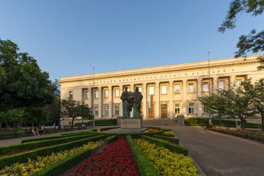 SOFYA, BULGARIA - 30 Temmuz 2021: Bulgaristan 'ın Sofya kentinin şaşırtıcı Günbatımı panoramik manzarası